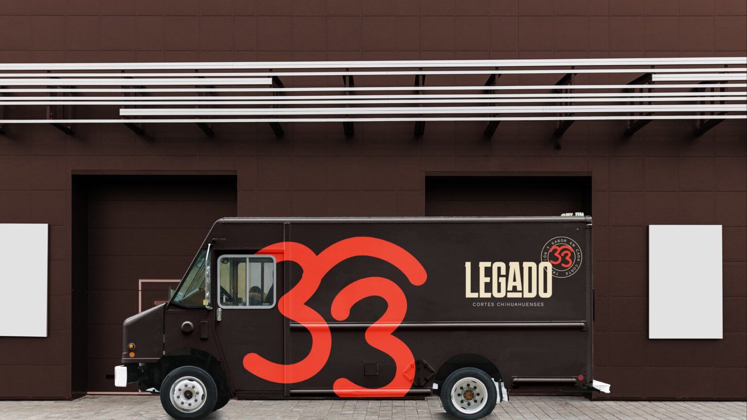 Camión rotulado de Legado 33