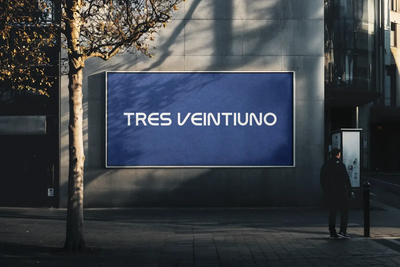 Muro con la marca Tres Veintiuno